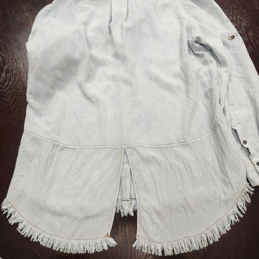 Umgee Women's Sky Blue Roll Up Tabs Sleeve Frayed Hem Button Up Shirt Size L - Picture 6 of 9